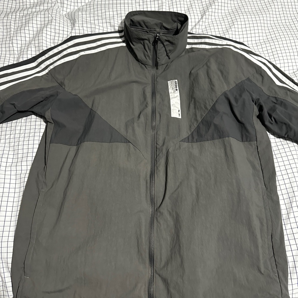 ADIDAS WINDBREAKER (GREY) SIZE LARGE